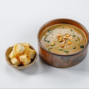 Крем-суп с белыми грибами, лесным орехом, крутонами и трюфельным маслом  
