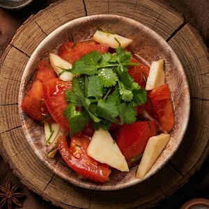 Салат со спелыми помидорами и сыром сулугуни