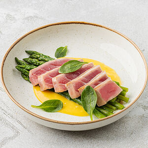 Тунец со спаржей и цитрусовым соусом