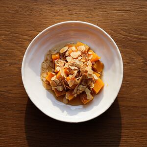 Тыква с кленовым сиропом и миндальными лепестками 