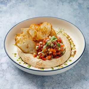 Хумус с овощным тартаром и чипсами из багета