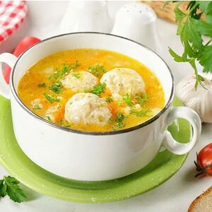 Обед из супа с фрикадельками, узбекского плова и крабового салата
