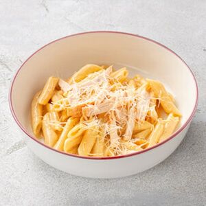 Паста со сливочно-сырным соусом и запеченной курицей
