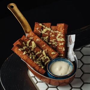 Гренки с сырным соусом