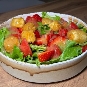 Салат с клубникой и камамбером