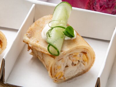 6 Блинных роллов курица - омлет и помидор черри