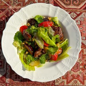 Салат с печенью, сливой и грушей