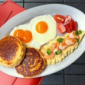 Панкейки с хумусом и креветками
