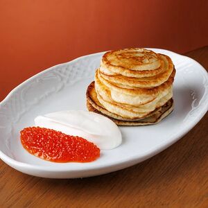 Оладушки с красной икрой и сметаной