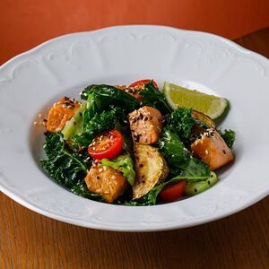 Теплый салат с лососем