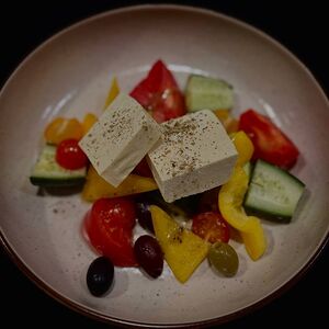 Греческий с сыром тофу и оливковой заправкой 