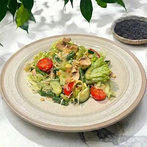 Зеленый салат с восточной заправкой