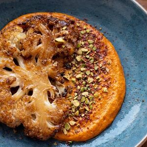 Стейк из цветной капусты с соусом ромеско