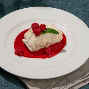 Малиновый меренговый рулет