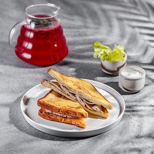 Тост с курицей и чай малина-имбирь