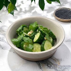 Салат из битых огурцов с кинзой и кешью