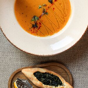 Чечевичный суп-пюре с мини-пиде из шпината 