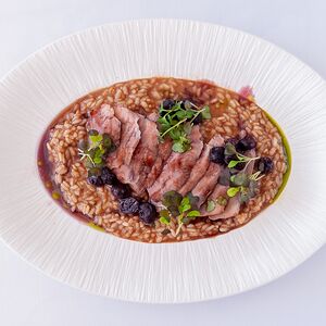 Утиное филе с ризотто из портвейна и черничным конфи