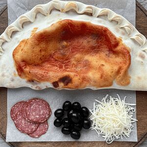 Мини-кальцоне с салями и маслинами