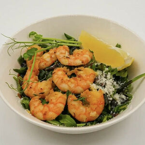 Салат с рукколой и креветками