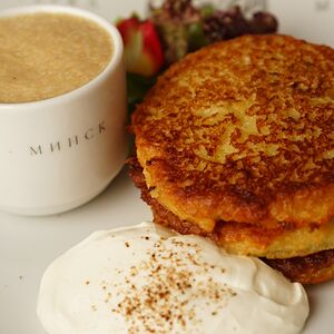 Тёртые оладьи из картофеля с копчёной сметаной