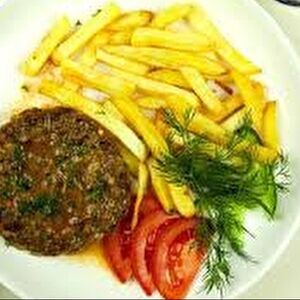 Котлетка «Цезарь» с картофелем фри на гарнир