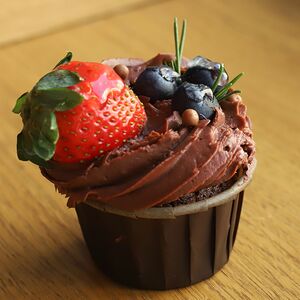 Капкейк шоколадный с ягодами