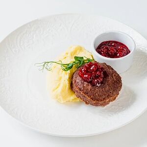 Бифштекс с брусничным соусом и картофельным пюре