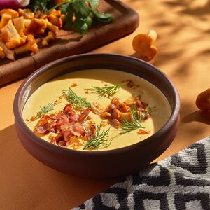 Крем-суп из картофеля с лисичками и беконом 