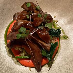 Язычки ягненка на гриле с кремом из запеченных перцев, булгуром и соусом деми-порто