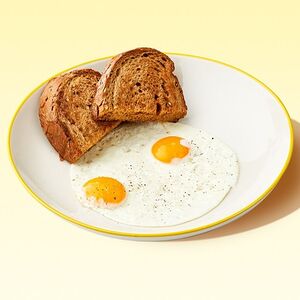 Глазунья из двух яиц с тостами