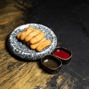 Сырные палочки с малиновым соусом