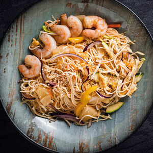 Яичная лапша с креветками в кисло-сладком соусе