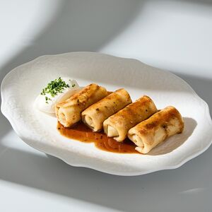 Блины с рубленой говядиной и сметаной