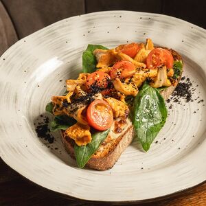 Брускетта с лисичками, шпинатом и соусом рокфорти