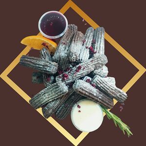 Чуррос Dark Chocolate с сахарной пудрой, сублимированной вишней со сгущенкой и топпингом вишни
