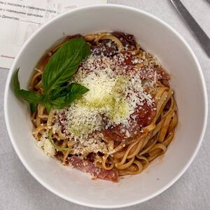 Лингуини с Чоризо и Сальчичоном и томатами Пелати