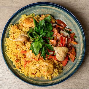 Плов с курицей и салатом из помидор