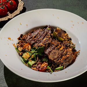 Салат с мраморной говядиной на гриле