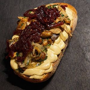 Брускетта с хумусом и грибами