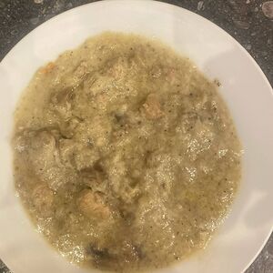 Курица тушенная в сливочном соусе с грибами