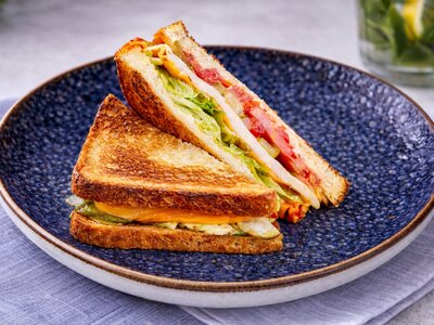 Утренний тост с ветчиной, сыром и яйцом