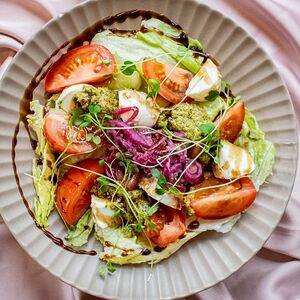 Салат Овощной с моцареллой мини и соусом песто