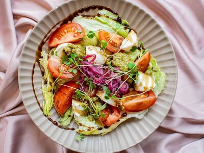 Салат Овощной с моцареллой мини и соусом песто