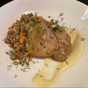 Яичный салат с кукурузой и сыром и Куриное бедрышко гриль с гречей и горчичным соусом 