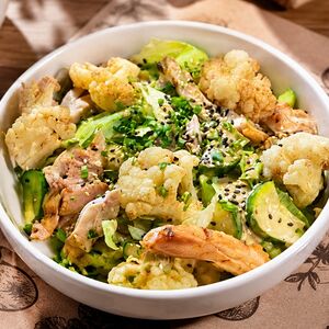 Салат с цыплёнком на гриле и цветной капустой