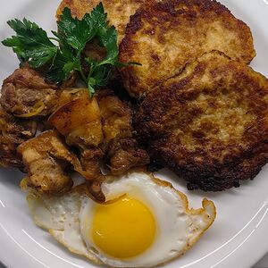 Драники со шкварками и яйцом