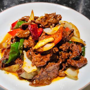 Жареные ломтики говядины с перечным соусом 