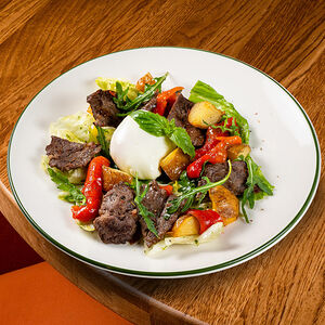 Тёплый салат с мраморной говядиной