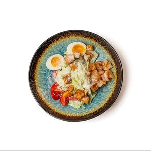 Листья салата с жареными креветками